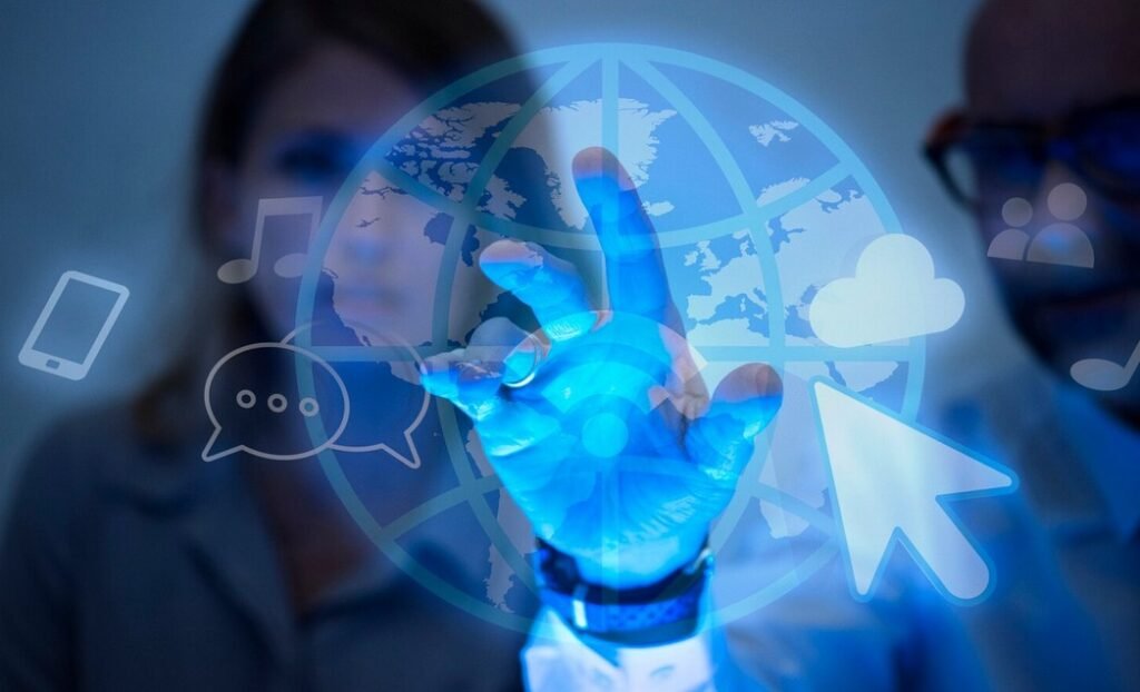 una persona toca pantalla virtual con imagen del globo